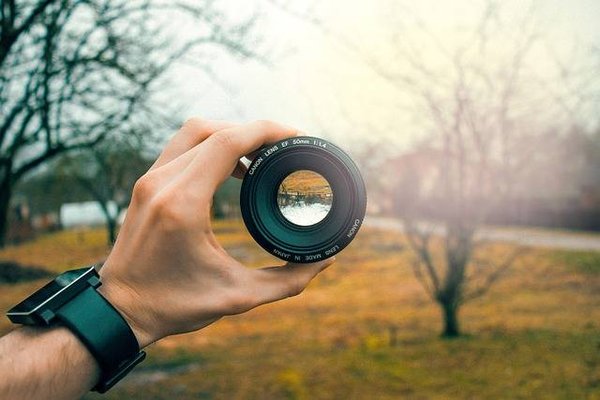 Quelle est la technologie de verre utilisée par le photographe des Landes et est-elle la même que celle des lunettes ?